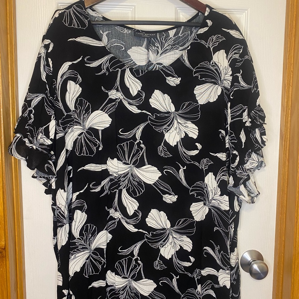 COPY - Lane Bryant short sleeve flutter crew neck crin. Lightly worn, size 34/36